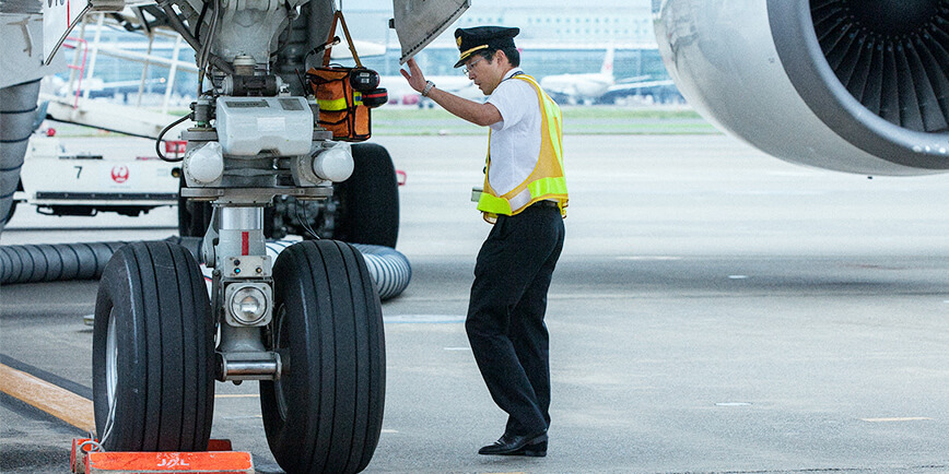 Staff who support daily flight safety | Safety | JAPAN AIRLINES