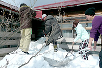 写真：一人暮らしお年寄り宅の雪かき