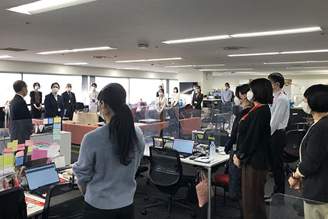 役員による職場巡回の様子