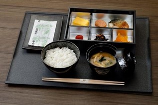 減塩のお味噌汁を使用した朝御膳