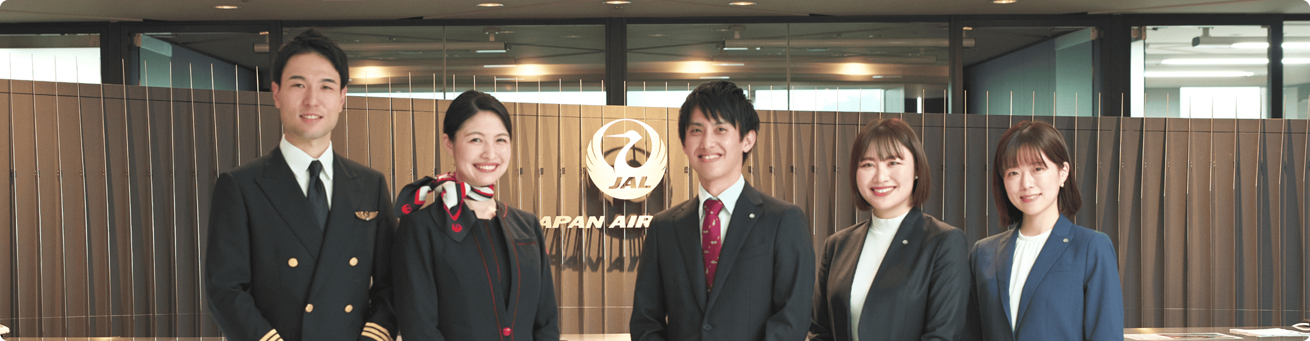 にこやかなJAL社員たちの整列写真