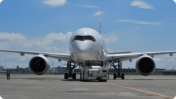 滑走路上の飛行機の正面