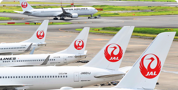 空港に駐機中の複数のJAL機