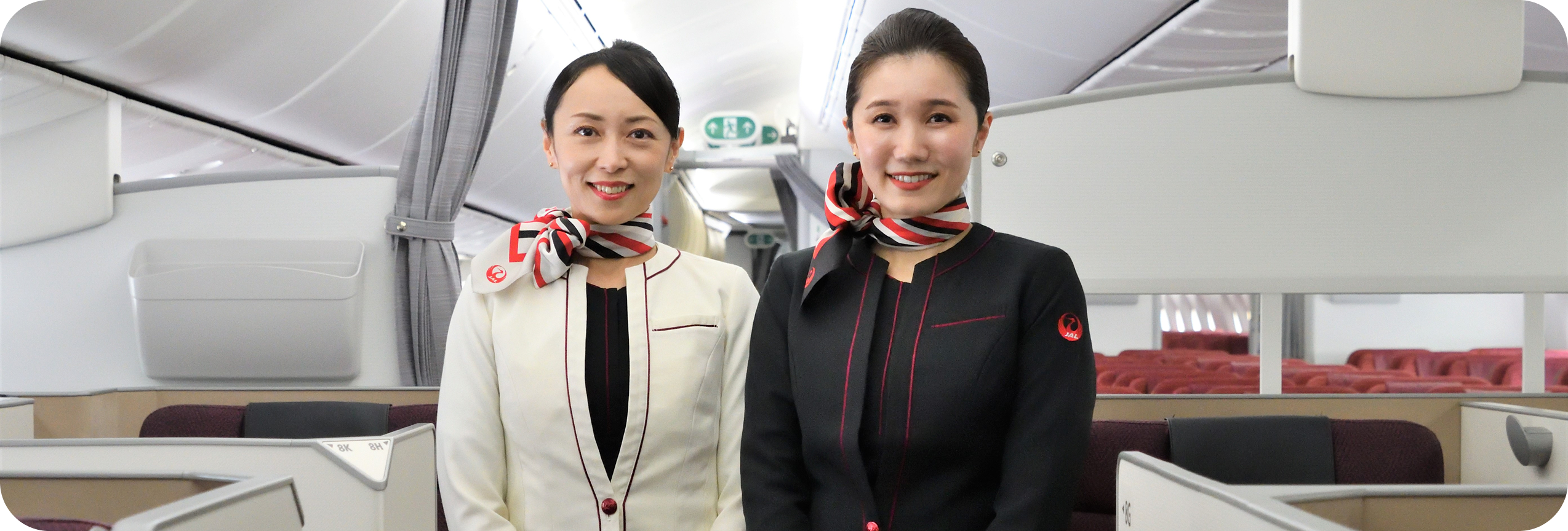 機内で微笑む客室乗務員たち