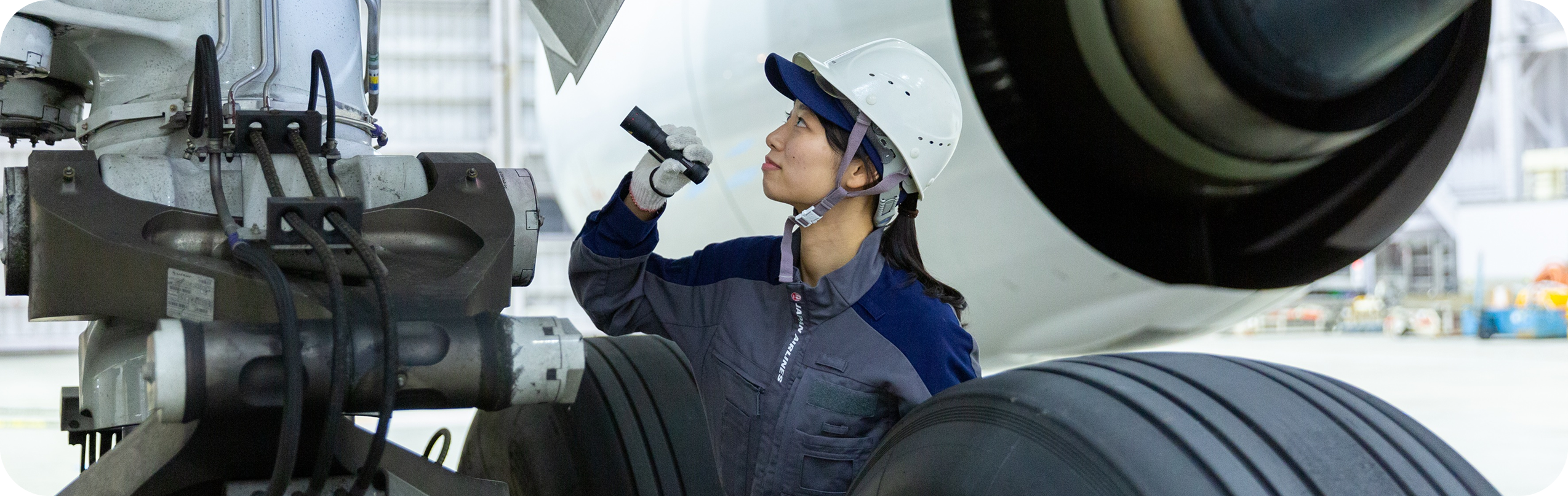 機体を点検する女性整備士