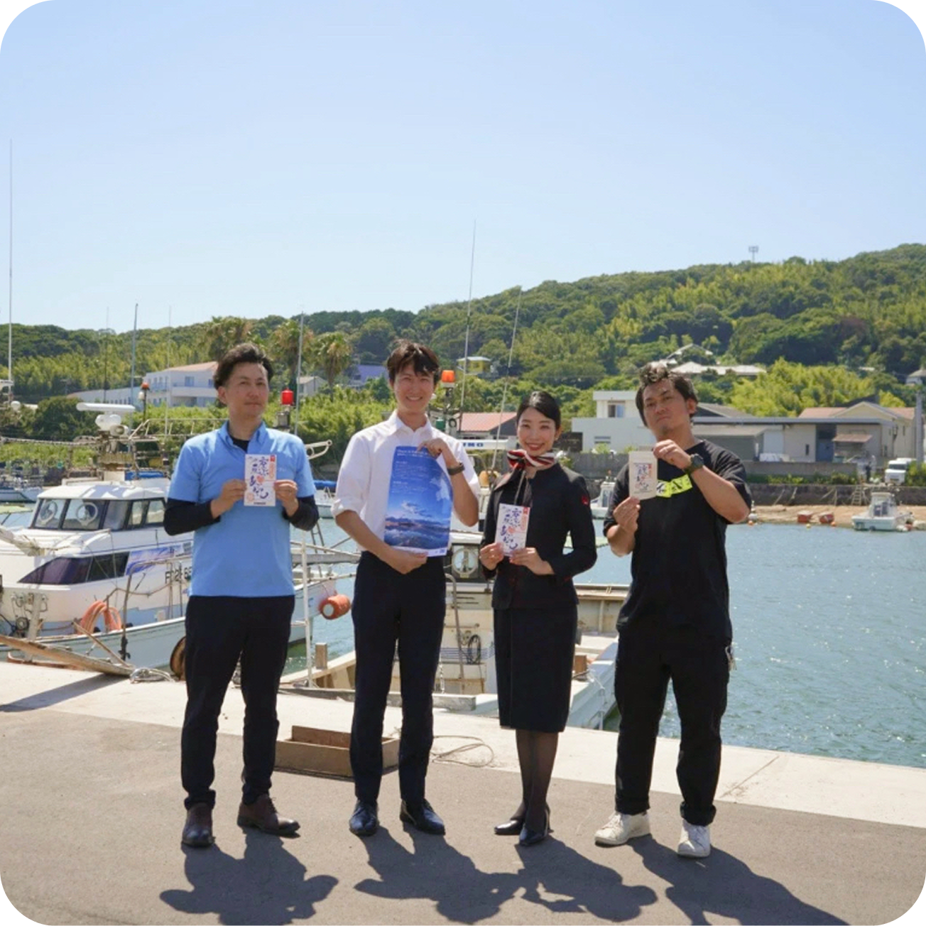 地域の企業社員と客室乗務員の和やかな集合写真