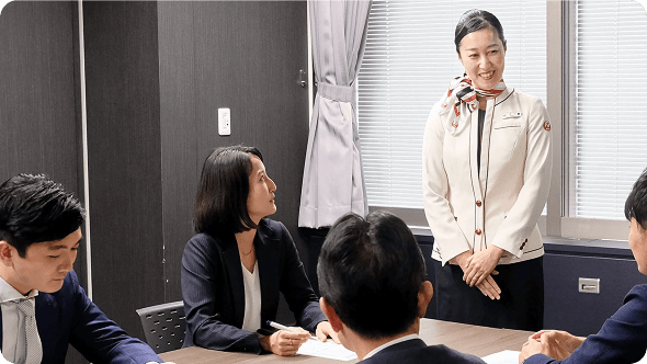 企業で研修を行う客室乗務員