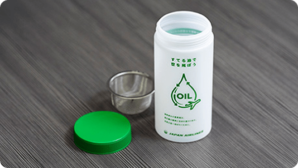 使用済み食物油を入れられるJALオリジナルボトル